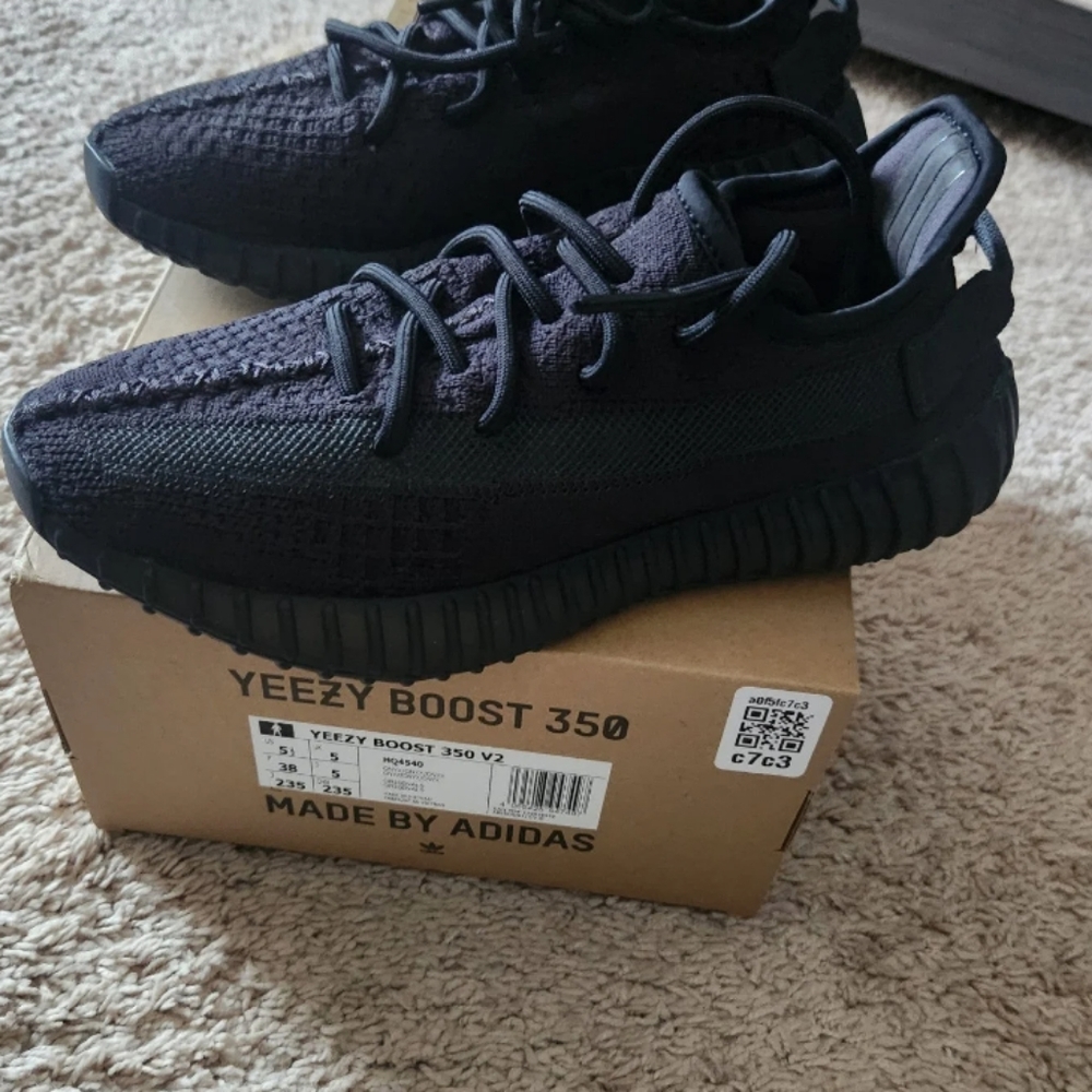 Yeezy Boost 350 V2 Size 5.5 black